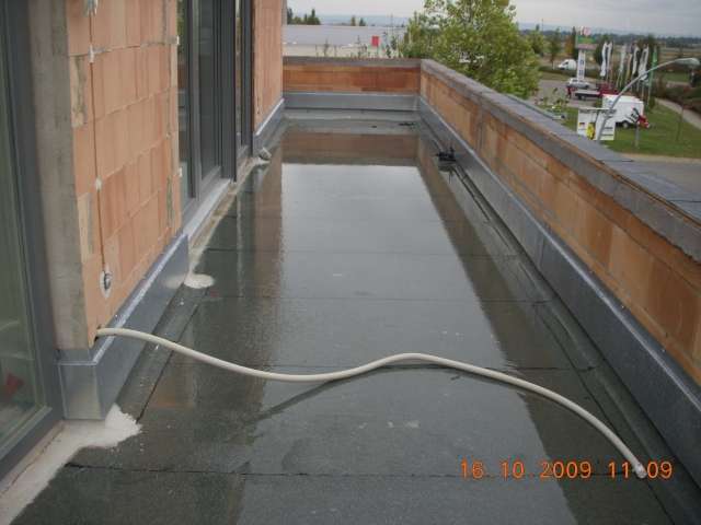 BAU.DE / BAU-Forum: 1. Bild zu Frage "Dachterrasse/Flachdach: Wasserablauf pr&uuml;fen &ndash; Ursachen, L&ouml;sungen & Kosten f&uuml;r Neubau?" im BAU-Forum "Dach"