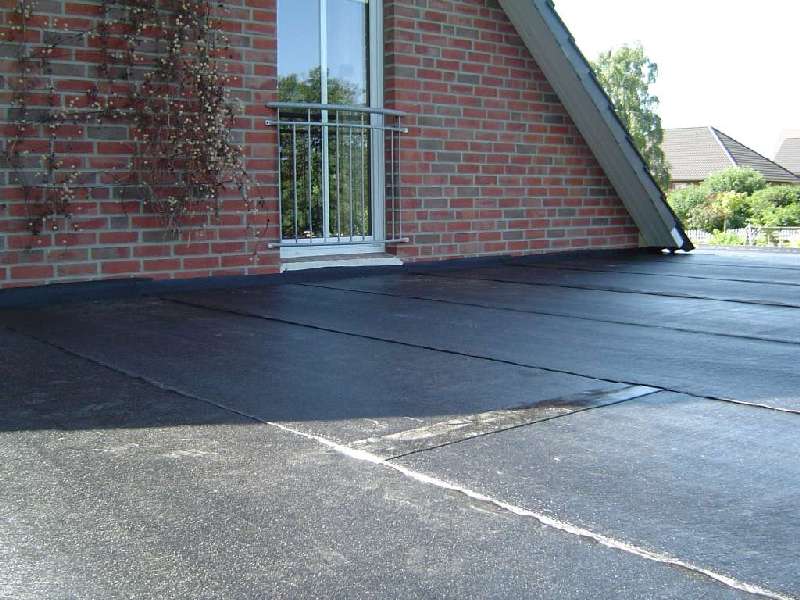 BAU.DE / BAU-Forum: 1. Bild zu Antwort "Bitumen-Abdichtung: Garantie & Lebensdauer &ndash; Konstruktionsmangel?" auf die Frage "Unbel&uuml;ftetes Flachdach voll ged&auml;mmt: Aufbau, Risiken & Sanierungskosten?" im BAU-Forum "Dach"