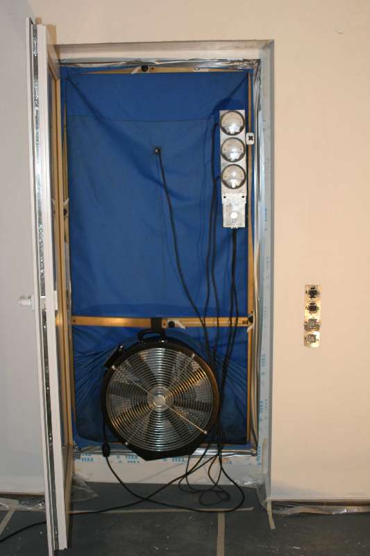 BAU.DE / BAU-Forum: 1. Bild zu Antwort "Blower-Door-Test: Älteres Gerät für große Volumen" auf die Frage "Dachdämmung mit Dampfbremse: Abstand Sparren, Folie richtig verlegen & häufige Fehler vermeiden?" im BAU-Forum "Dach" BAU.DE / BAU-Forum: 1. Bild zu Antwort "Blower-Door-Test: Älteres Gerät für große Volumen" auf die Frage "Dachdämmung mit Dampfbremse: Abstand Sparren, Folie richtig verlegen & häufige Fehler vermeiden?" im BAU-Forum "Dach"