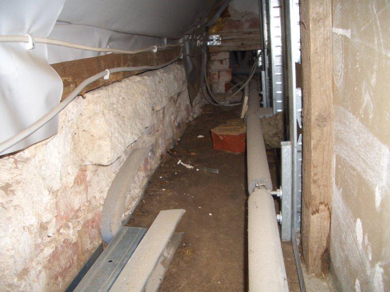 BAU.DE / BAU-Forum: 1. Bild zu Antwort "Bilder-Upload: Drempel-Situation nach Rohrbruch" auf die Frage "Heizungsrohr geplatzt im Drempel: D&auml;mmung, Frostschutz & Schimmelgefahr? Kosten & Sanierung?" im BAU-Forum "Dach"