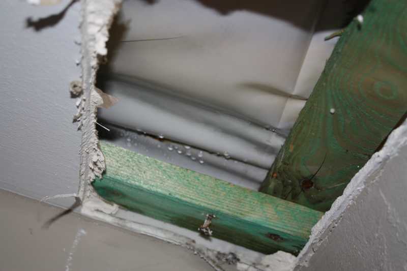 BAU.DE / BAU-Forum: 1. Bild zu Frage "Nasse Wand unterm Dach: Ursachen, Folgen & Sofortmaßnahmen gegen Feuchtigkeit?" im BAU-Forum "Dach" BAU.DE / BAU-Forum: 1. Bild zu Frage "Nasse Wand unterm Dach: Ursachen, Folgen & Sofortmaßnahmen gegen Feuchtigkeit?" im BAU-Forum "Dach"