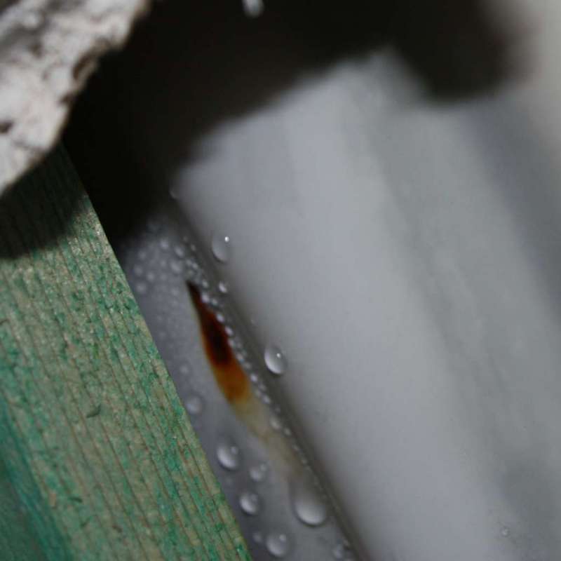 BAU.DE / BAU-Forum: 1. Bild zu Antwort "Neues Bild: Nasse Wand – kleinere Auflösung hochgeladen" auf die Frage "Nasse Wand unterm Dach: Ursachen, Folgen & Sofortmaßnahmen gegen Feuchtigkeit?" im BAU-Forum "Dach" BAU.DE / BAU-Forum: 1. Bild zu Antwort "Neues Bild: Nasse Wand – kleinere Auflösung hochgeladen" auf die Frage "Nasse Wand unterm Dach: Ursachen, Folgen & Sofortmaßnahmen gegen Feuchtigkeit?" im BAU-Forum "Dach"