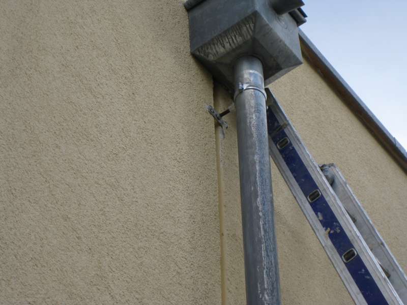 BAU.DE / BAU-Forum: 1. Bild zu Frage "Fallrohr dr&uuml;ckt Putz ein: Ursachen, Reparatur & Kosten f&uuml;r Neubau?" im BAU-Forum "Dach"