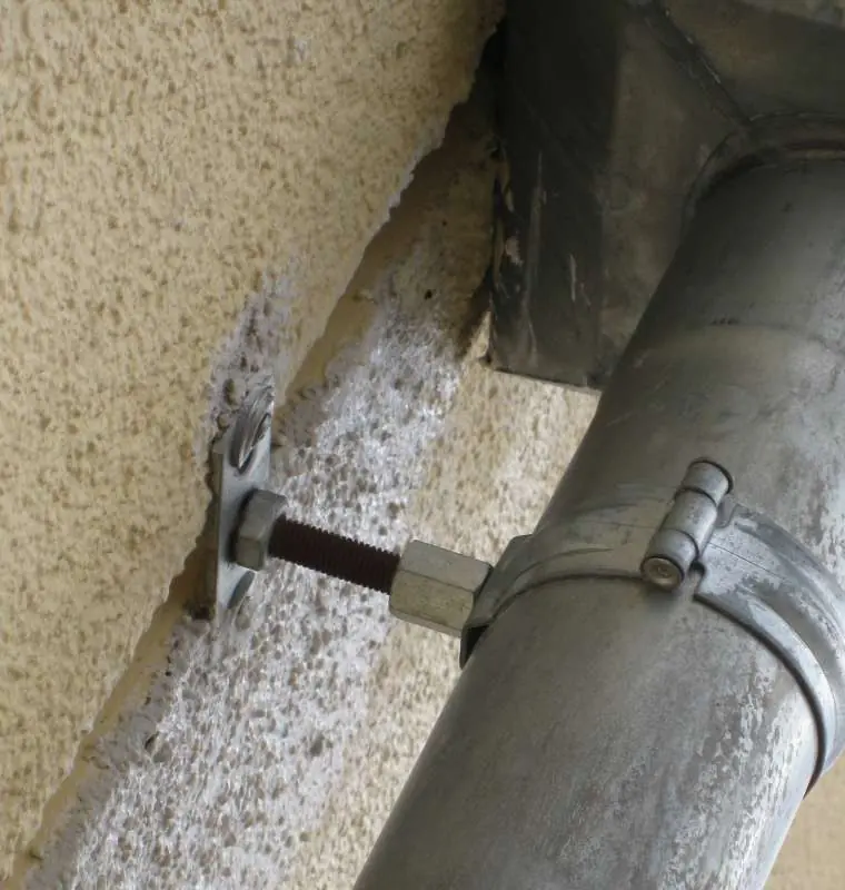 BAU.DE / BAU-Forum: 4. Bild zu Frage "Fallrohr dr&uuml;ckt Putz ein: Ursachen, Reparatur & Kosten f&uuml;r Neubau?" im BAU-Forum "Dach"
