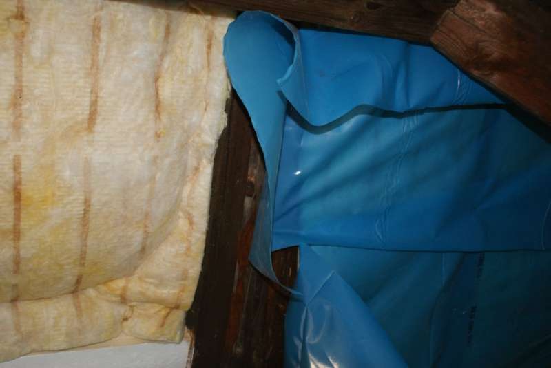 BAU.DE / BAU-Forum: 3. Bild zu Antwort "Dachd&auml;mmung: Fehlerhafte Ausf&uuml;hrung &ndash; L&ouml;sung erforderlich!" auf die Frage "Dachd&auml;mmung: Ist meine Ausf&uuml;hrung korrekt? Folie, Windsperre & Aufbau pr&uuml;fen" im BAU-Forum "Dach"