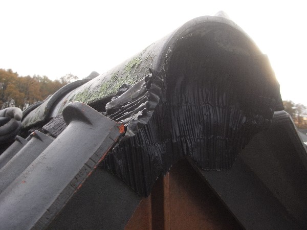 BAU.DE / BAU-Forum: 3. Bild zu Frage "Schiefe Firstpfannen nach Dachsanierung: Ursachen, Risiken & Korrektur durch Fachmann?" im BAU-Forum "Dach"