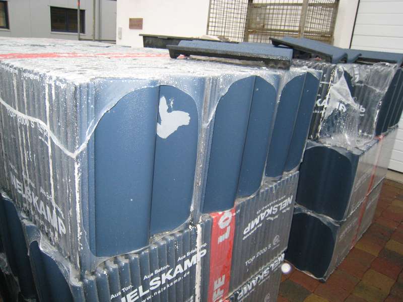 BAU.DE / BAU-Forum: 1. Bild zu Frage "Nelskamp Dachsteine: Farbe bl&auml;ttert ab &ndash; Ursachen, Erfahrungen & Rechte bei M&auml;ngeln?" im BAU-Forum "Dach"