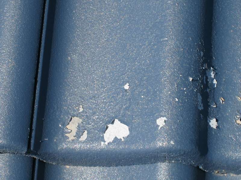 BAU.DE / BAU-Forum: 3. Bild zu Frage "Nelskamp Dachsteine: Farbe bl&auml;ttert ab &ndash; Ursachen, Erfahrungen & Rechte bei M&auml;ngeln?" im BAU-Forum "Dach"