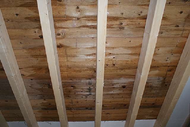 BAU.DE / BAU-Forum: 2. Bild zu Antwort "Regenschaden Dachstuhl: Bilder der durchn&auml;ssten Bretter" auf die Frage "Dachstuhl-Aufbau Neubau: Regen, Folie, Bretter &ndash; Schimmelgefahr durch falsche D&auml;mmung?" im BAU-Forum "Dach"
