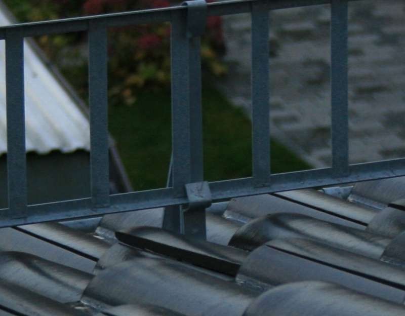 BAU.DE / BAU-Forum: 1. Bild zu Frage "Schneefanggitter Montage: Fachgerecht oder Minimalprinzip? Methoden, Kosten & Beurteilung" im BAU-Forum "Dach"