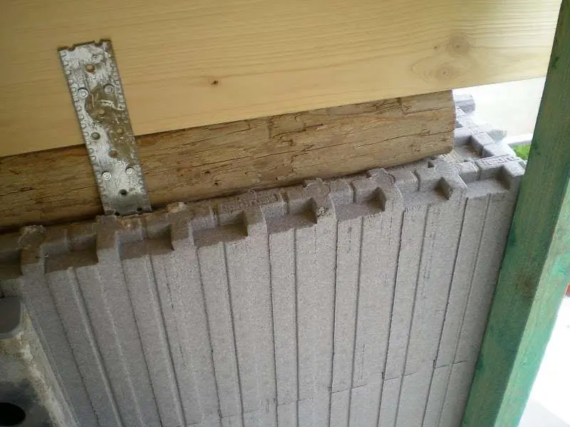 BAU.DE / BAU-Forum: 2. Bild zu Frage "Gaubenauflage mit Steinen & Kantholz: Verputzen notwendig? Expertenmeinung!" im BAU-Forum "Dach"