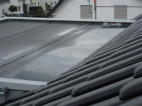 BAU.DE / BAU-Forum: 1. Bild zu Frage "Bitumen Flachdach Neubau: Wasserpfützen – Ursachen, Toleranzen & Sanierung?" im BAU-Forum "Dach" BAU.DE / BAU-Forum: 1. Bild zu Frage "Bitumen Flachdach Neubau: Wasserpfützen – Ursachen, Toleranzen & Sanierung?" im BAU-Forum "Dach"