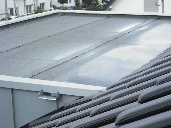 BAU.DE / BAU-Forum: 2. Bild zu Frage "Bitumen Flachdach Neubau: Wasserpfützen – Ursachen, Toleranzen & Sanierung?" im BAU-Forum "Dach" BAU.DE / BAU-Forum: 2. Bild zu Frage "Bitumen Flachdach Neubau: Wasserpfützen – Ursachen, Toleranzen & Sanierung?" im BAU-Forum "Dach"