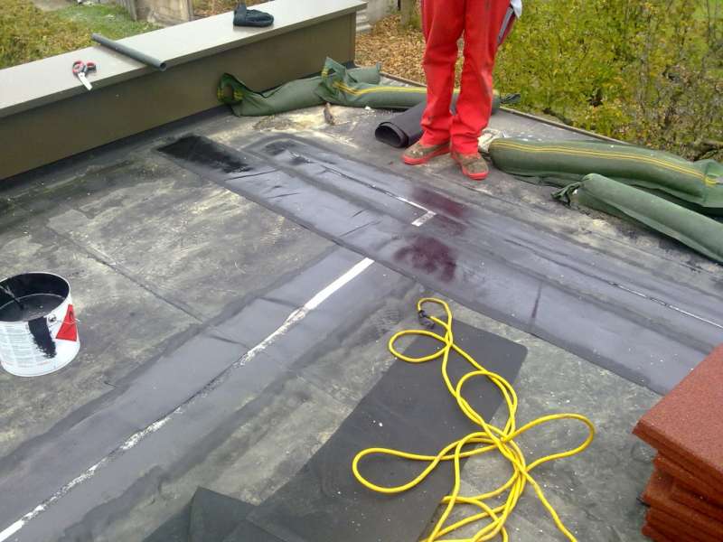 BAU.DE / BAU-Forum: 1. Bild zu Frage "Wasserschaden Flachdach: Ursachen, Folgesch&auml;den & Sanierungskosten im Neubau?" im BAU-Forum "Dach"