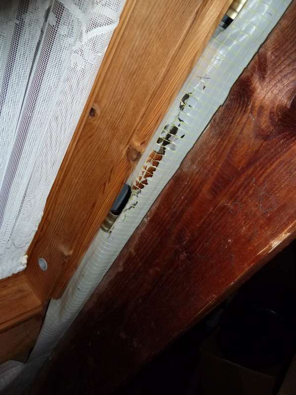 BAU.DE / BAU-Forum: 3. Bild zu Frage "UV-geschädigte Unterspannbahn reparieren: Ursachen, Risiken & Sanierungskosten?" im BAU-Forum "Dach" BAU.DE / BAU-Forum: 3. Bild zu Frage "UV-geschädigte Unterspannbahn reparieren: Ursachen, Risiken & Sanierungskosten?" im BAU-Forum "Dach"