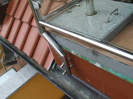 BAU.DE / BAU-Forum: 1. Bild zu Antwort "Metallbau: Inkompatibilit&auml;t von Kupfer und Titanzink gem&auml;&szlig; DDH" auf die Frage "Kupfer und Titanzink Kombination: Elektrolytische Korrosion an Rinne/Blech vermeiden?" im BAU-Forum "Dach"