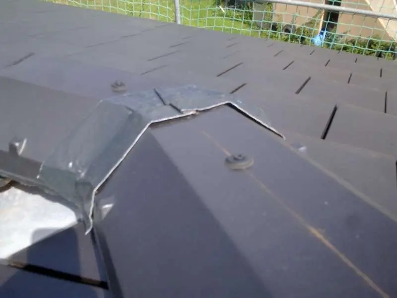 BAU.DE / BAU-Forum: 2. Bild zu Frage "Firstziegel abdichten mit Klebeband: Fachgerecht oder Risiko f&uuml;r Dach, Regen & Schnee?" im BAU-Forum "Dach"