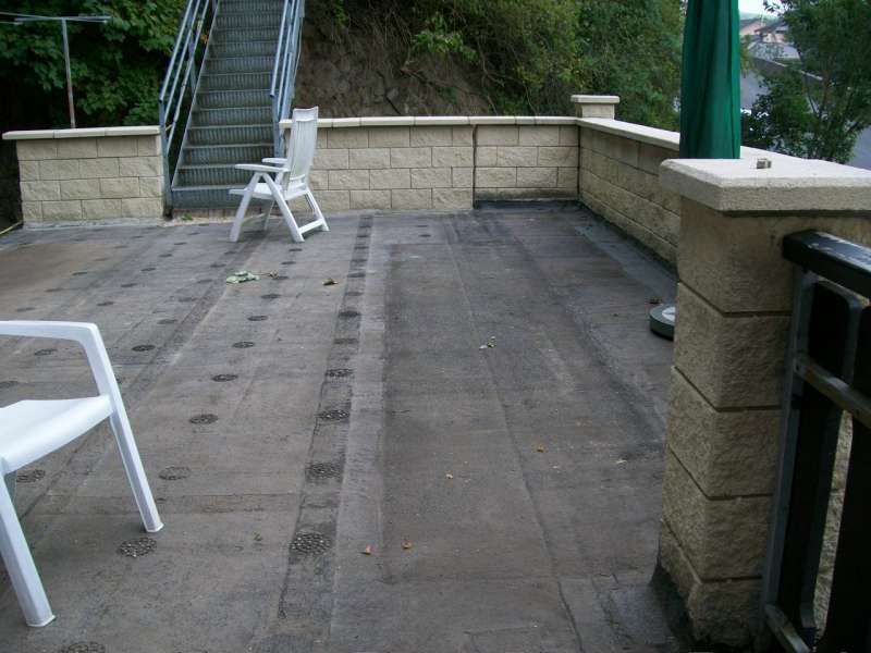 BAU.DE / BAU-Forum: 1. Bild zu Antwort "Flachdachsanierung: Garagendach-Fotos zur Beurteilung" auf die Frage "Flachdachsanierung Garage: Kosten, Bitumen vs. Alternativen, Abdichtung & Gef&auml;lle" im BAU-Forum "Dach"