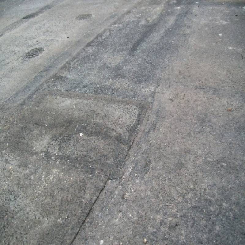 BAU.DE / BAU-Forum: 3. Bild zu Antwort "Flachdachsanierung: Garagendach-Fotos zur Beurteilung" auf die Frage "Flachdachsanierung Garage: Kosten, Bitumen vs. Alternativen, Abdichtung & Gef&auml;lle" im BAU-Forum "Dach"