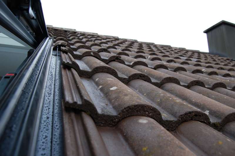 BAU.DE / BAU-Forum: 2. Bild zu Frage "Dachziegel Abstand zum Eindeckrahmen: 2 cm Spaltweite – kritisch oder unbedenklich?" im BAU-Forum "Dach" BAU.DE / BAU-Forum: 2. Bild zu Frage "Dachziegel Abstand zum Eindeckrahmen: 2 cm Spaltweite – kritisch oder unbedenklich?" im BAU-Forum "Dach"