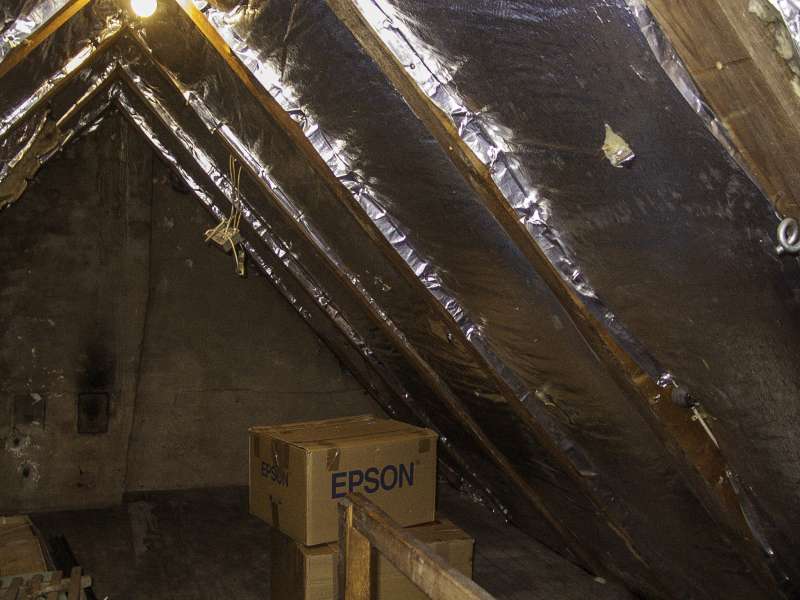 BAU.DE / BAU-Forum: 1. Bild zu Frage "Zellulosed&auml;mmung oberste Geschossdecke: Kosten, Dicke & Risiken bei alter Glaswolle?" im BAU-Forum "Dach"