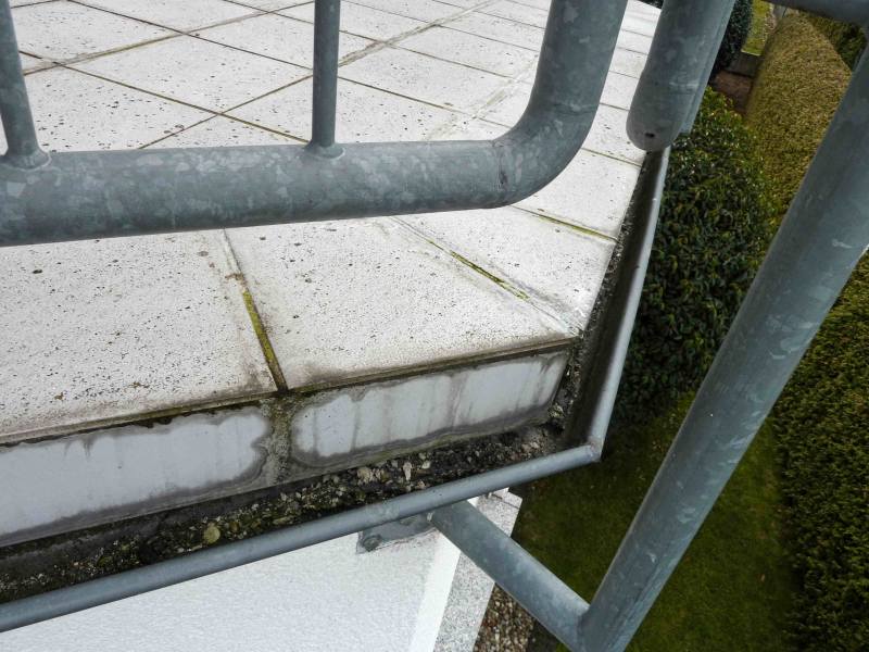 BAU.DE / BAU-Forum: 1. Bild zu Antwort "Terrassensanierung: Estrich br&ouml;selig &ndash; Komplettaufbau n&ouml;tig!" auf die Frage "Terrasse fliesen abdichten mit Schwei&szlig;bahn: Anleitung, Kosten & Risiken?" im BAU-Forum "Dach"