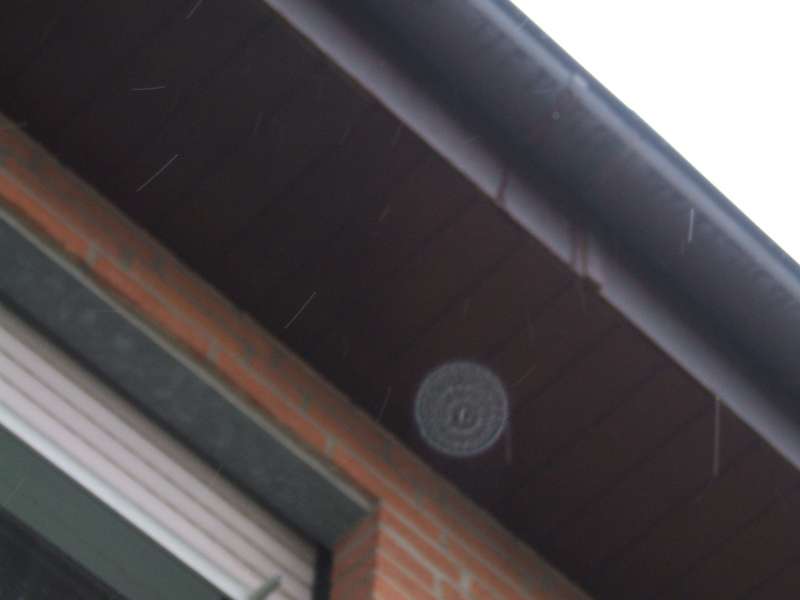 BAU.DE / BAU-Forum: 2. Bild zu Frage "Dachrinne tropft an Traufe: Ursachen, Lösungen & Kosten für Reparatur?" im BAU-Forum "Dach" BAU.DE / BAU-Forum: 2. Bild zu Frage "Dachrinne tropft an Traufe: Ursachen, Lösungen & Kosten für Reparatur?" im BAU-Forum "Dach"