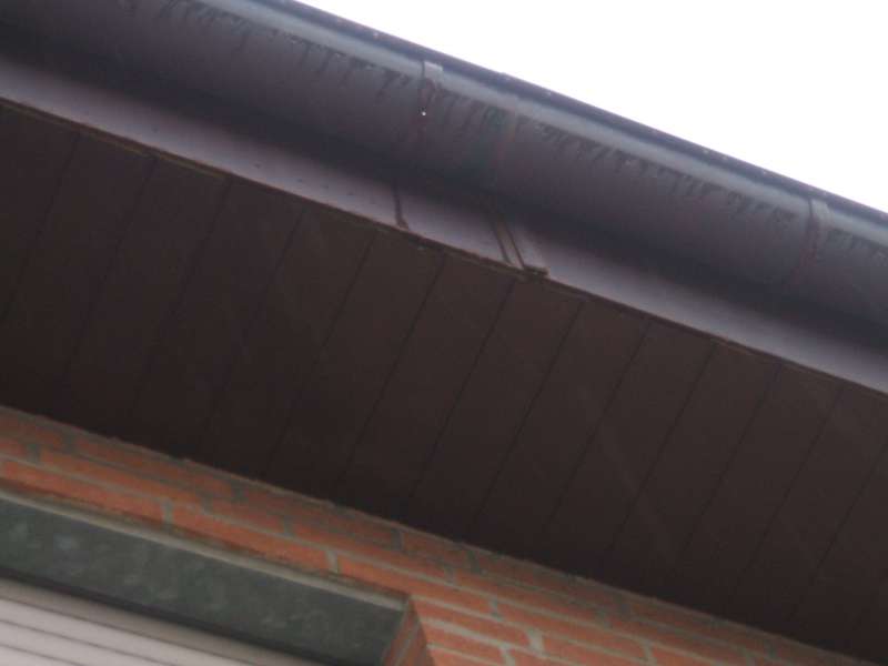 BAU.DE / BAU-Forum: 1. Bild zu Antwort "Dachrinne Neigung: Falsche Montage als Ursache für Tropfen?" auf die Frage "Dachrinne tropft an Traufe: Ursachen, Lösungen & Kosten für Reparatur?" im BAU-Forum "Dach" BAU.DE / BAU-Forum: 1. Bild zu Antwort "Dachrinne Neigung: Falsche Montage als Ursache für Tropfen?" auf die Frage "Dachrinne tropft an Traufe: Ursachen, Lösungen & Kosten für Reparatur?" im BAU-Forum "Dach"