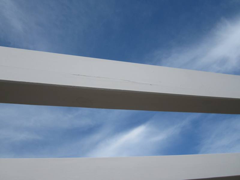 BAU.DE / BAU-Forum: 1. Bild zu Antwort "Holzfassade: Undichte T&uuml;rdichtung & Abbl&auml;tternde Farbe entdeckt!" auf die Frage "Holzfassade am Dach: Risse, Farbe bl&auml;ttert &ndash; Ursachen & L&ouml;sungen f&uuml;r Holzriegelbau?" im BAU-Forum "Dach"