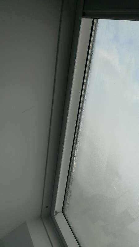 BAU.DE / BAU-Forum: 4. Bild zu Frage "Velux Dachfenster: Wassereintritt bei K&auml;lte &ndash; Ursachen, Kondensat & L&ouml;sungen?" im BAU-Forum "Dach"