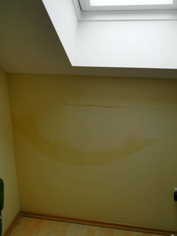 BAU.DE / BAU-Forum: 3. Bild zu Frage "Wassereintritt Fensterlaibung nach Regen: Ursache, D&auml;mmungssch&auml;den & Sanierung?" im BAU-Forum "Dach"