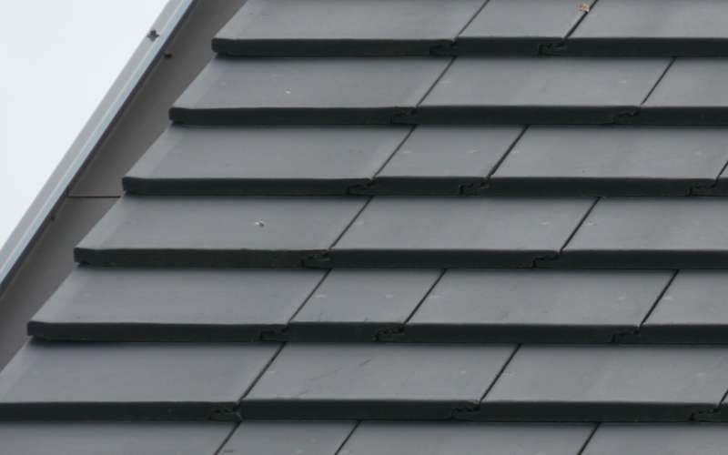 BAU.DE / BAU-Forum: 1. Bild zu Antwort "Dachziegel Herstellererkennung: Detailaufnahme f&uuml;r Expertenanalyse" auf die Frage "Dachziegel Hersteller erkennen: Experten-Tipps zur Identifizierung anhand von Fotos" im BAU-Forum "Dach"