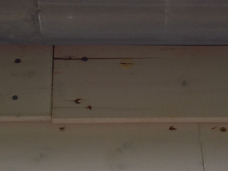 BAU.DE / BAU-Forum: 2. Bild zu Frage "Dach&uuml;berstand Bungalow: Mangelhafte Ausf&uuml;hrung Sichtschalung &ndash; Was tun bei Rissen & Fehlern?" im BAU-Forum "Dach"