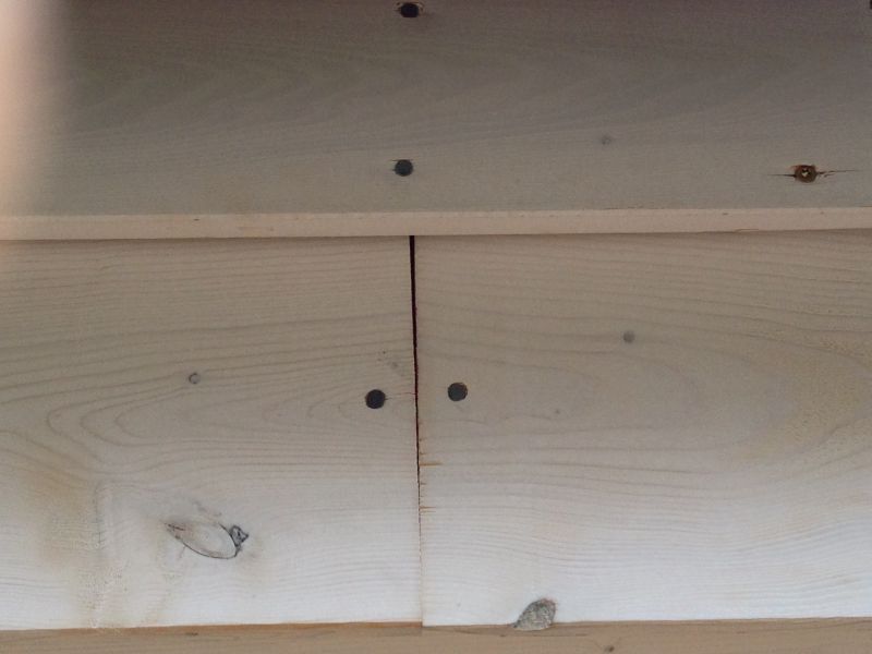 BAU.DE / BAU-Forum: 4. Bild zu Frage "Dach&uuml;berstand Bungalow: Mangelhafte Ausf&uuml;hrung Sichtschalung &ndash; Was tun bei Rissen & Fehlern?" im BAU-Forum "Dach"