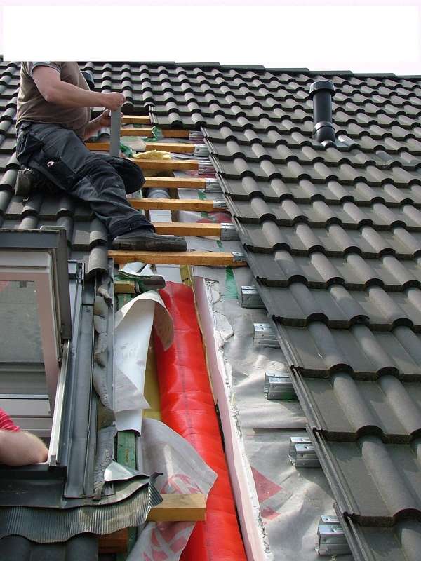 BAU.DE / BAU-Forum: 1. Bild zu Frage "Wasser zwischen HT-Rohr und Isolierung: Ursachen, Folgen & Sanierung der Sanitärentlüftung?" im BAU-Forum "Dach" BAU.DE / BAU-Forum: 1. Bild zu Frage "Wasser zwischen HT-Rohr und Isolierung: Ursachen, Folgen & Sanierung der Sanitärentlüftung?" im BAU-Forum "Dach"