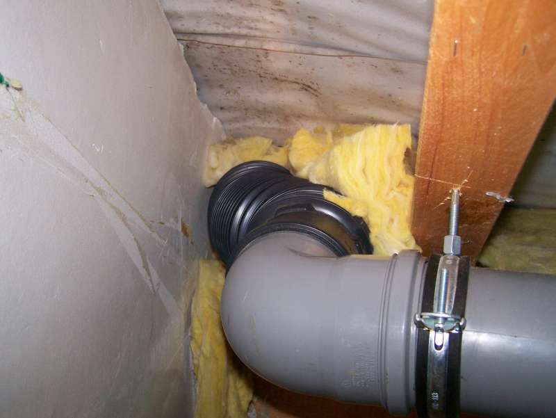 BAU.DE / BAU-Forum: 2. Bild zu Frage "Wasser zwischen HT-Rohr und Isolierung: Ursachen, Folgen & Sanierung der Sanitärentlüftung?" im BAU-Forum "Dach" BAU.DE / BAU-Forum: 2. Bild zu Frage "Wasser zwischen HT-Rohr und Isolierung: Ursachen, Folgen & Sanierung der Sanitärentlüftung?" im BAU-Forum "Dach"