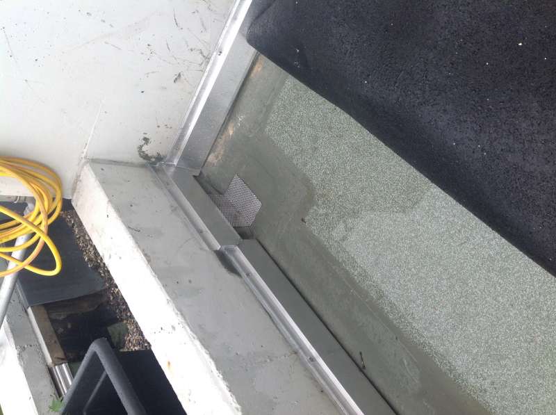 BAU.DE / BAU-Forum: 3. Bild zu Frage "Pfützenbildung auf sanierter Terrasse: Ursachen, Risiken & Lösungen?" im BAU-Forum "Dach" BAU.DE / BAU-Forum: 3. Bild zu Frage "Pfützenbildung auf sanierter Terrasse: Ursachen, Risiken & Lösungen?" im BAU-Forum "Dach"