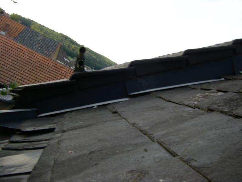 BAU.DE / BAU-Forum: 2. Bild zu Antwort "Dachdecker-Pfusch: Abstimmungsprobleme beim Dachanschluss" auf die Frage "Dachanschluss zum Nachbarhaus: Schimmelursache, Rechte & Pflichten bei Dacherneuerung?" im BAU-Forum "Dach" BAU.DE / BAU-Forum: 2. Bild zu Antwort "Dachdecker-Pfusch: Abstimmungsprobleme beim Dachanschluss" auf die Frage "Dachanschluss zum Nachbarhaus: Schimmelursache, Rechte & Pflichten bei Dacherneuerung?" im BAU-Forum "Dach"