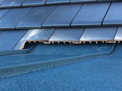 BAU.DE / BAU-Forum: 1. Bild zu Frage "Gaubenanschluss an Ziegeldach pr&uuml;fen: Fachgerechte Ausf&uuml;hrung, M&auml;ngel & Kosten?" im BAU-Forum "Dach"