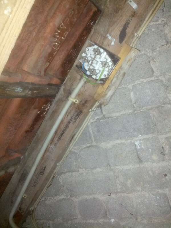 BAU.DE / BAU-Forum: 1. Bild zu Antwort "Haustrennwand-Schaden: Kondensatbildung durch Nachbarhaus" auf die Frage "Haustrennwand abdichten: Ursachen f&uuml;r Feuchtigkeit, D&auml;mmung & Tipps zur Sanierung?" im BAU-Forum "Dach"