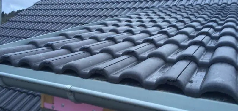 BAU.DE / BAU-Forum: 1. Bild zu Frage "Taunus Pfanne Verlegung: Sind die Schlitze am Dachziegel korrekt & wasserdicht?" im BAU-Forum "Dach"