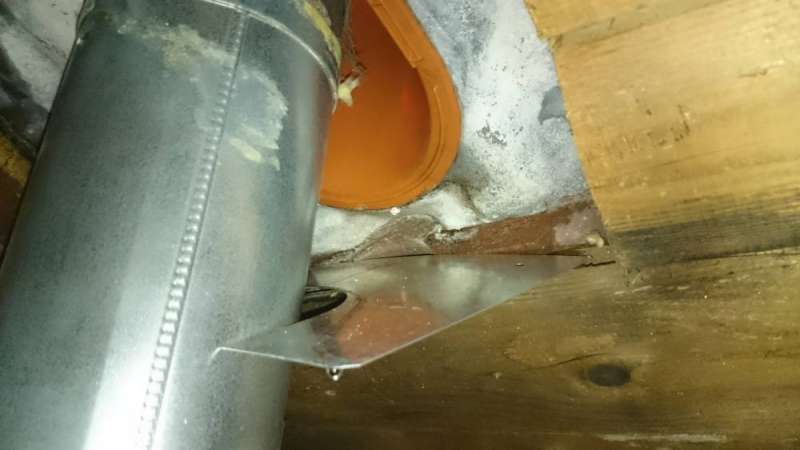 BAU.DE / BAU-Forum: 1. Bild zu Frage "Undichte Dachdurchführung Gasheizung: Ursachen, Reparatur mit Silikon/Löten? Kosten?" im BAU-Forum "Dach" BAU.DE / BAU-Forum: 1. Bild zu Frage "Undichte Dachdurchführung Gasheizung: Ursachen, Reparatur mit Silikon/Löten? Kosten?" im BAU-Forum "Dach"