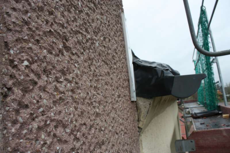 BAU.DE / BAU-Forum: 2. Bild zu Frage "Dachanschluss durch Nachbarn: Rechtliche Schritte, korrekte Ausführung & Folgen?" im BAU-Forum "Dach" BAU.DE / BAU-Forum: 2. Bild zu Frage "Dachanschluss durch Nachbarn: Rechtliche Schritte, korrekte Ausführung & Folgen?" im BAU-Forum "Dach"