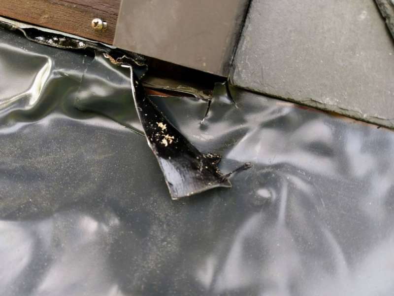 BAU.DE / BAU-Forum: 1. Bild zu Frage "Schornstein verschiefern & Bleiübergang reparieren: Risse abdichten, Kosten & Vorgehen?" im BAU-Forum "Dach" BAU.DE / BAU-Forum: 1. Bild zu Frage "Schornstein verschiefern & Bleiübergang reparieren: Risse abdichten, Kosten & Vorgehen?" im BAU-Forum "Dach"