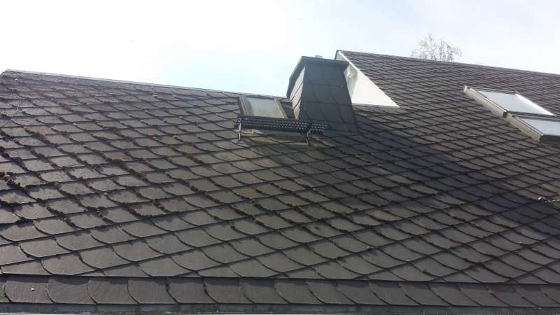 BAU.DE / BAU-Forum: 2. Bild zu Frage "Schieferdach reinigen entmoosen" im BAU-Forum "Dach"