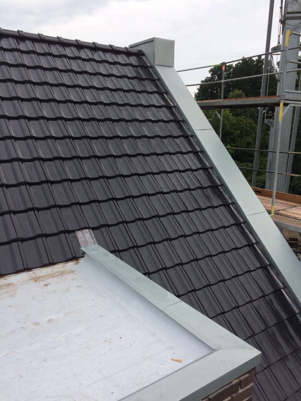 BAU.DE / BAU-Forum: 1. Bild zu Frage "Zinkverkleidung Dach: Dellen/Beulen nach Montage – Ursachen, Korrektur & Kosten?" im BAU-Forum "Dach" BAU.DE / BAU-Forum: 1. Bild zu Frage "Zinkverkleidung Dach: Dellen/Beulen nach Montage – Ursachen, Korrektur & Kosten?" im BAU-Forum "Dach"