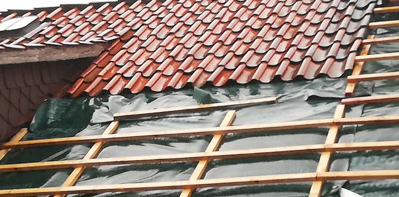 BAU.DE / BAU-Forum: 2. Bild zu Frage "plane während des unwetters der letzten Tage gelöst" im BAU-Forum "Dach" BAU.DE / BAU-Forum: 2. Bild zu Frage "plane während des unwetters der letzten Tage gelöst" im BAU-Forum "Dach"