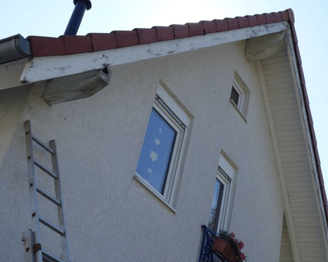 BAU.DE / BAU-Forum: 3. Bild zu Frage "Außen Dachbalken großen Loch vom Vogel" im BAU-Forum "Dach" BAU.DE / BAU-Forum: 3. Bild zu Frage "Außen Dachbalken großen Loch vom Vogel" im BAU-Forum "Dach"