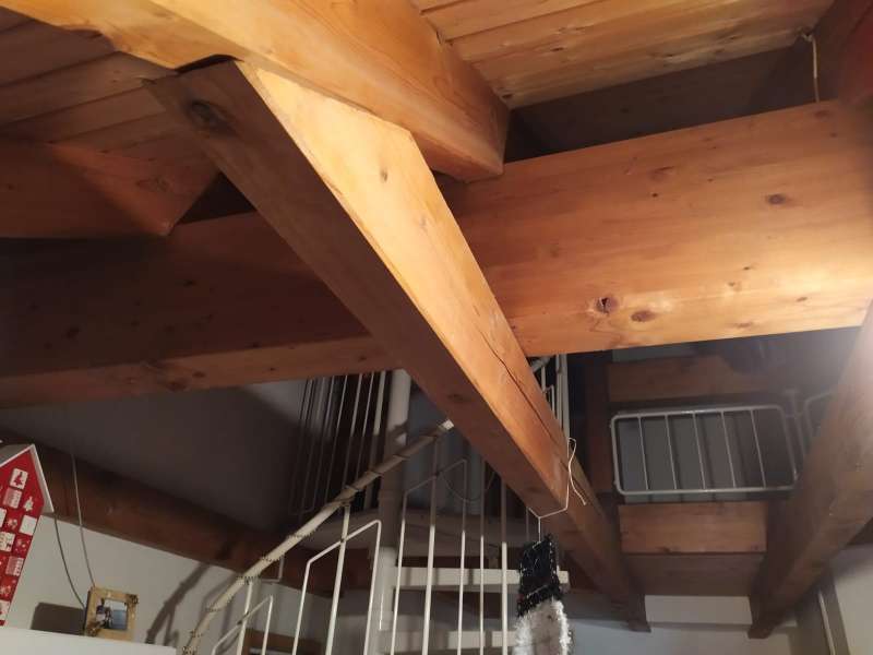 BAU.DE / BAU-Forum: 2. Bild zu Antwort "Holzbalken liegen schief" auf die Frage "Schiefe Holzbalken in Maisonette: Gefahr, Ursachen & Sanierungskosten?" im BAU-Forum "Dach" BAU.DE / BAU-Forum: 2. Bild zu Antwort "Holzbalken liegen schief" auf die Frage "Schiefe Holzbalken in Maisonette: Gefahr, Ursachen & Sanierungskosten?" im BAU-Forum "Dach"