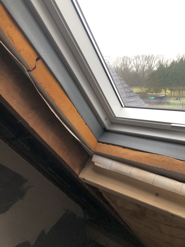 BAU.DE / BAU-Forum: 2. Bild zu Frage "Aufsparrend&auml;mmung Anschluss Fenster" im BAU-Forum "Dach"